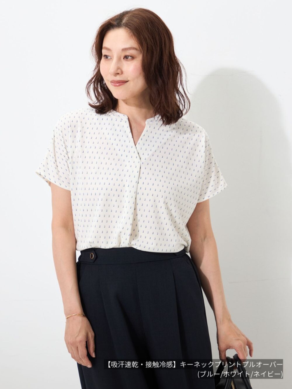 ブラック系のTシャツ/カットソー、ブルー系のTシャツ/カットソー、ホワイト系のTシャツ/カットソーを着用したレディースの夏コーディネートの3枚目の写真