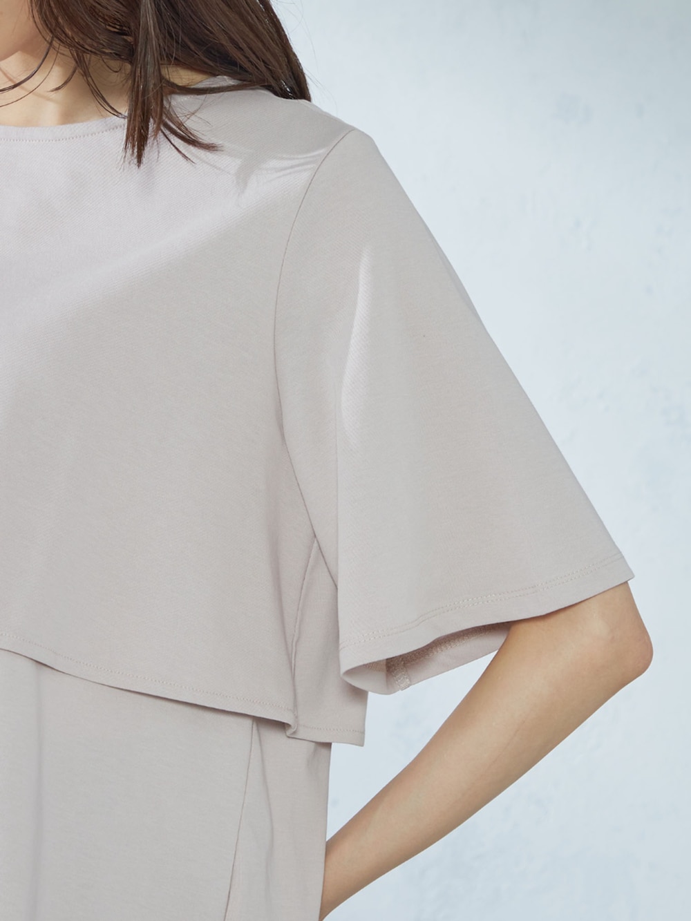 グレー系のその他パンツ、ピンク系のTシャツ/カットソーを着用したレディースの秋コーディネートの2枚目の写真