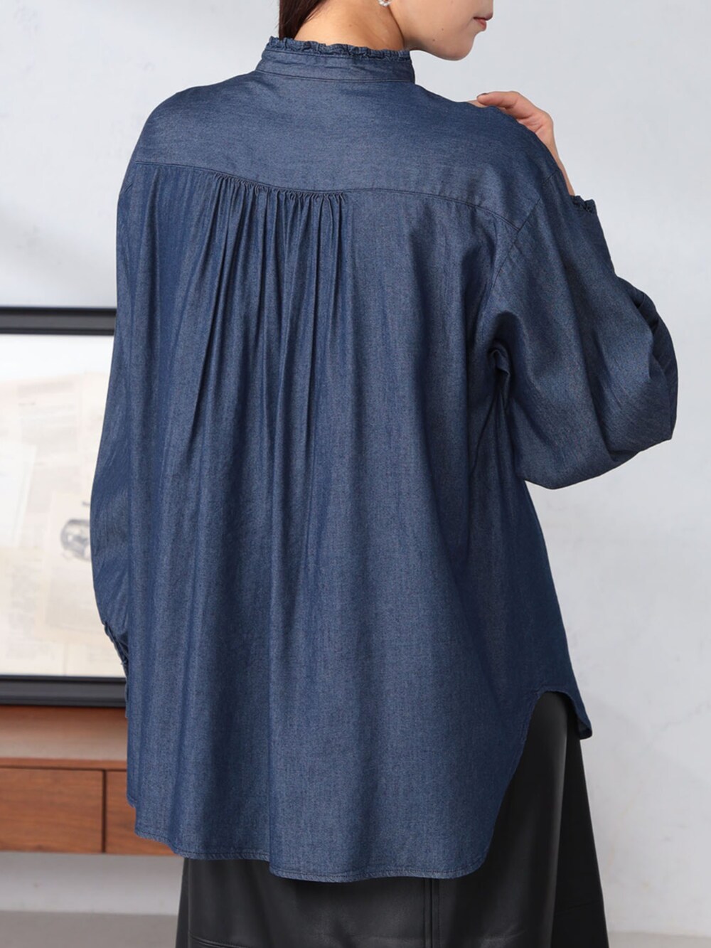 ブラック系のスカート、ブルー系のシャツ/ブラウスを着用したレディースの秋コーディネートの3枚目の写真