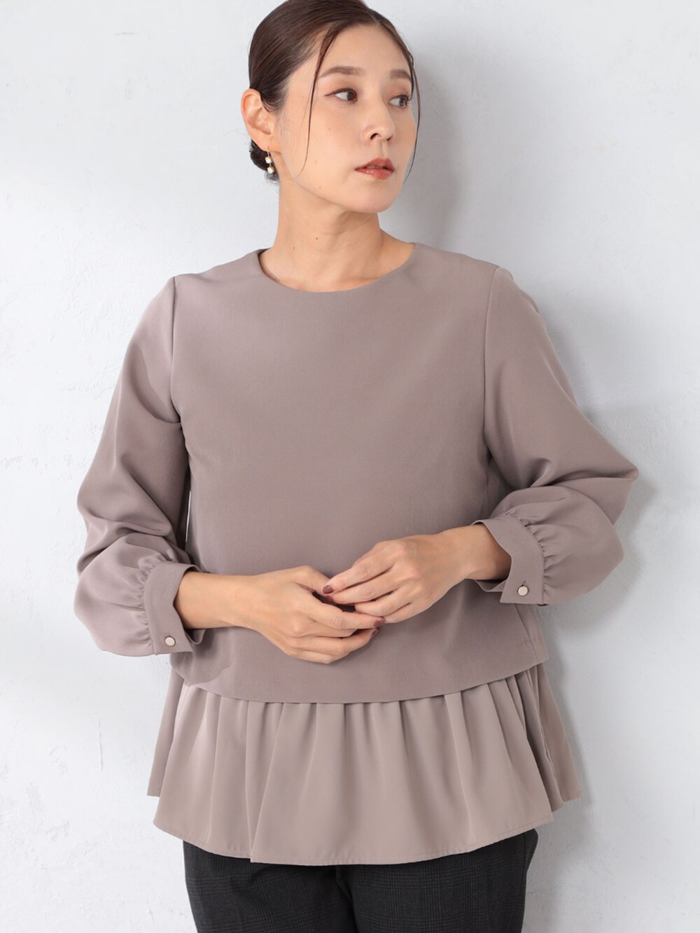 ブラウン系のシャツ/ブラウス、グレー系のその他パンツを着用したレディースの秋コーディネートの3枚目の写真