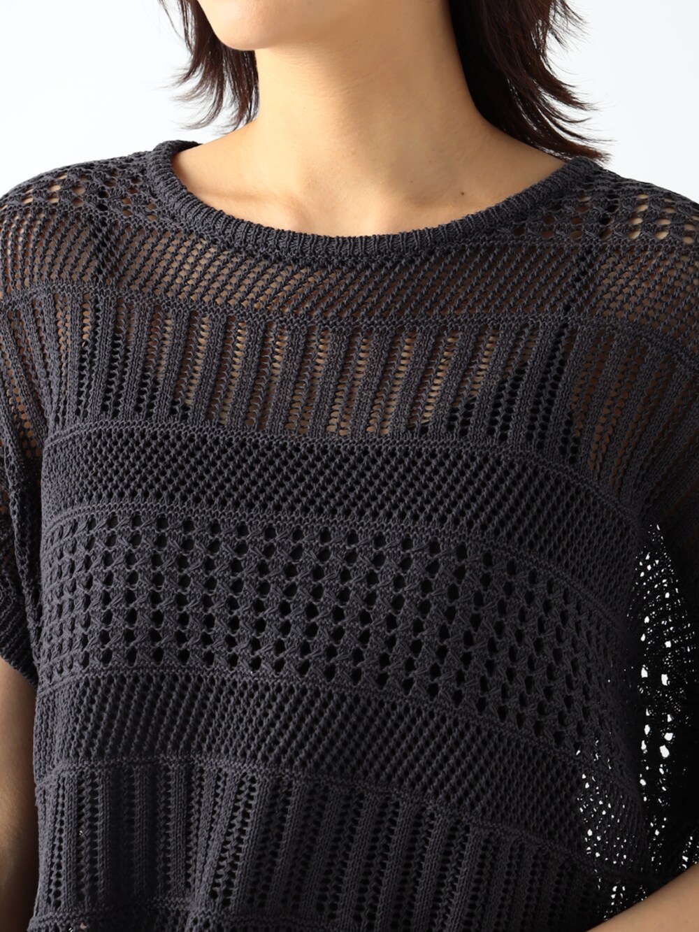 ピンク系のその他パンツ、グレー系のニット/セーターを着用したレディースの夏コーディネートの3枚目の写真