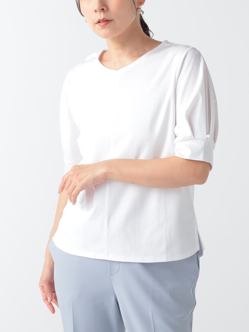 ブルー系のその他パンツ、ブルー系のカーディガン/ボレロ、ホワイト系のTシャツ/カットソーを着用したレディースの夏コーディネートの4枚目の写真