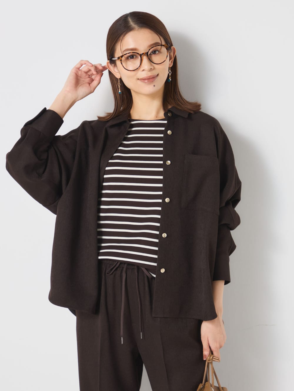 ホワイト系のTシャツ/カットソー、ブラウン系のシャツ/ブラウスを着用したレディースの秋コーディネートの2枚目の写真