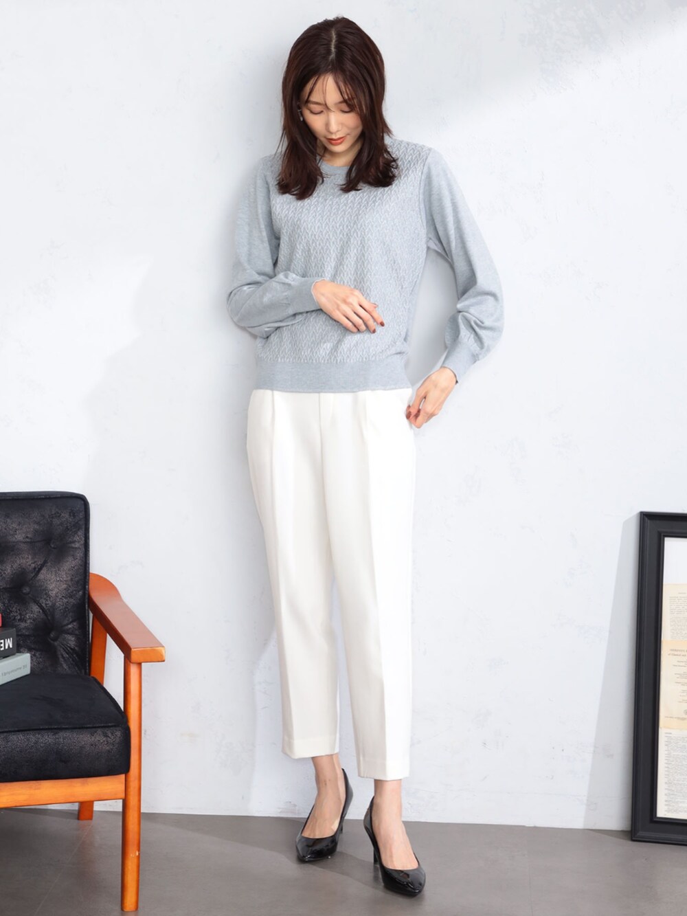 ホワイト系のその他パンツ、グレー系のニット/セーター、ブルー系のその他アウターを着用したレディースの冬コーディネートの4枚目の写真