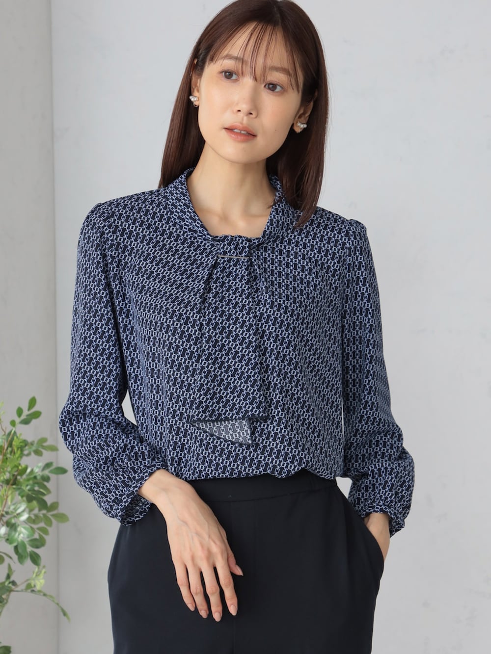 ブルー系のテーラードジャケット、ブルー系のシャツ/ブラウス、ブルー系のその他パンツを着用したレディースの冬コーディネートの3枚目の写真