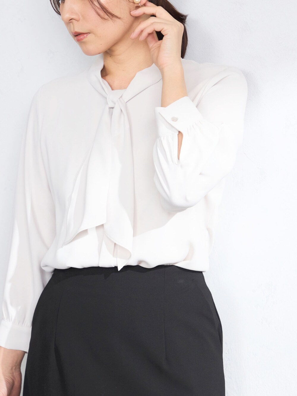 グレー系のシャツ/ブラウス、ブラック系のスカート、グレー系のその他アウターを着用したレディースの冬コーディネートの4枚目の写真