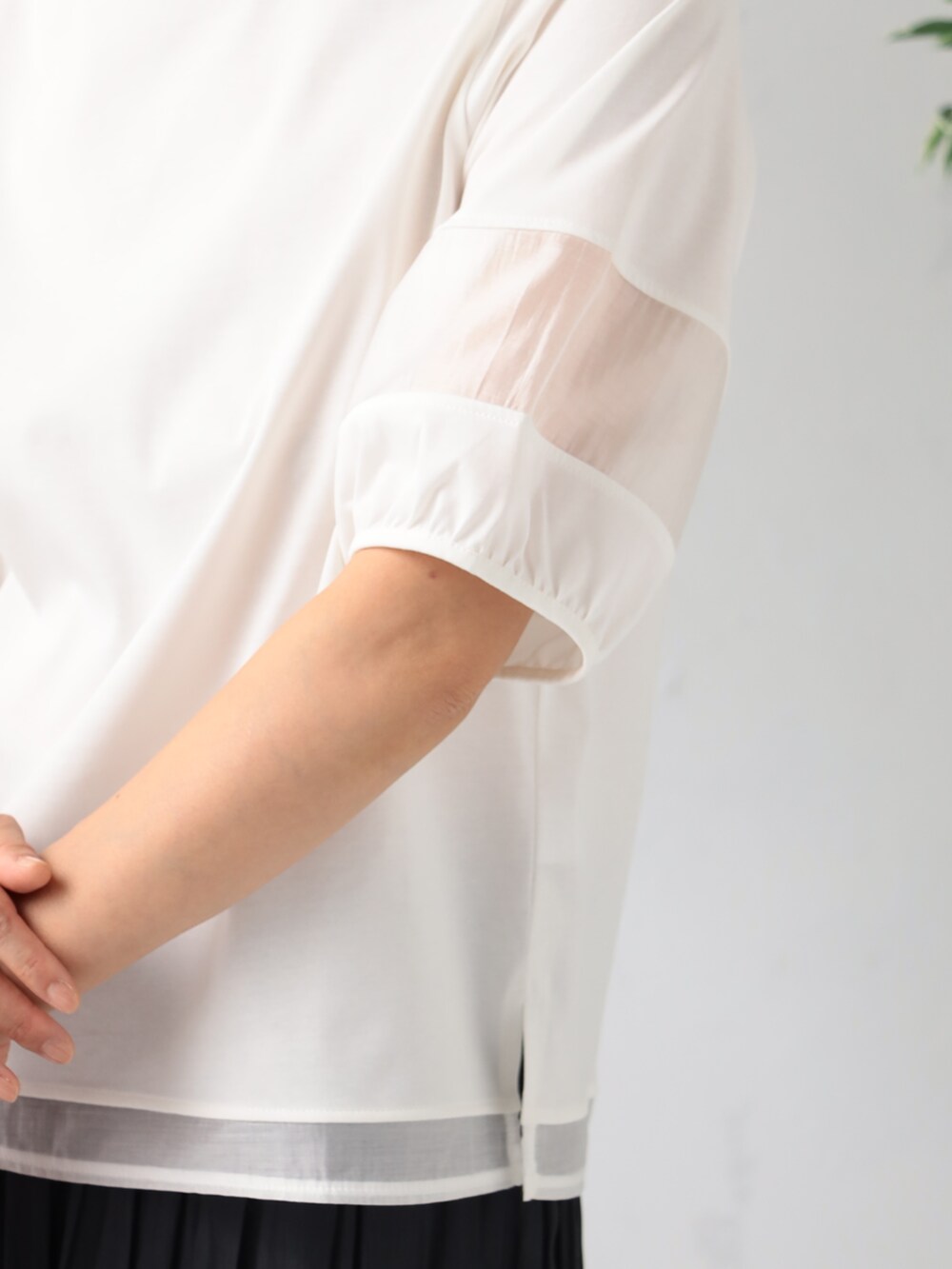 グレー系のその他パンツ、ホワイト系のTシャツ/カットソーを着用したレディースの夏コーディネートの3枚目の写真