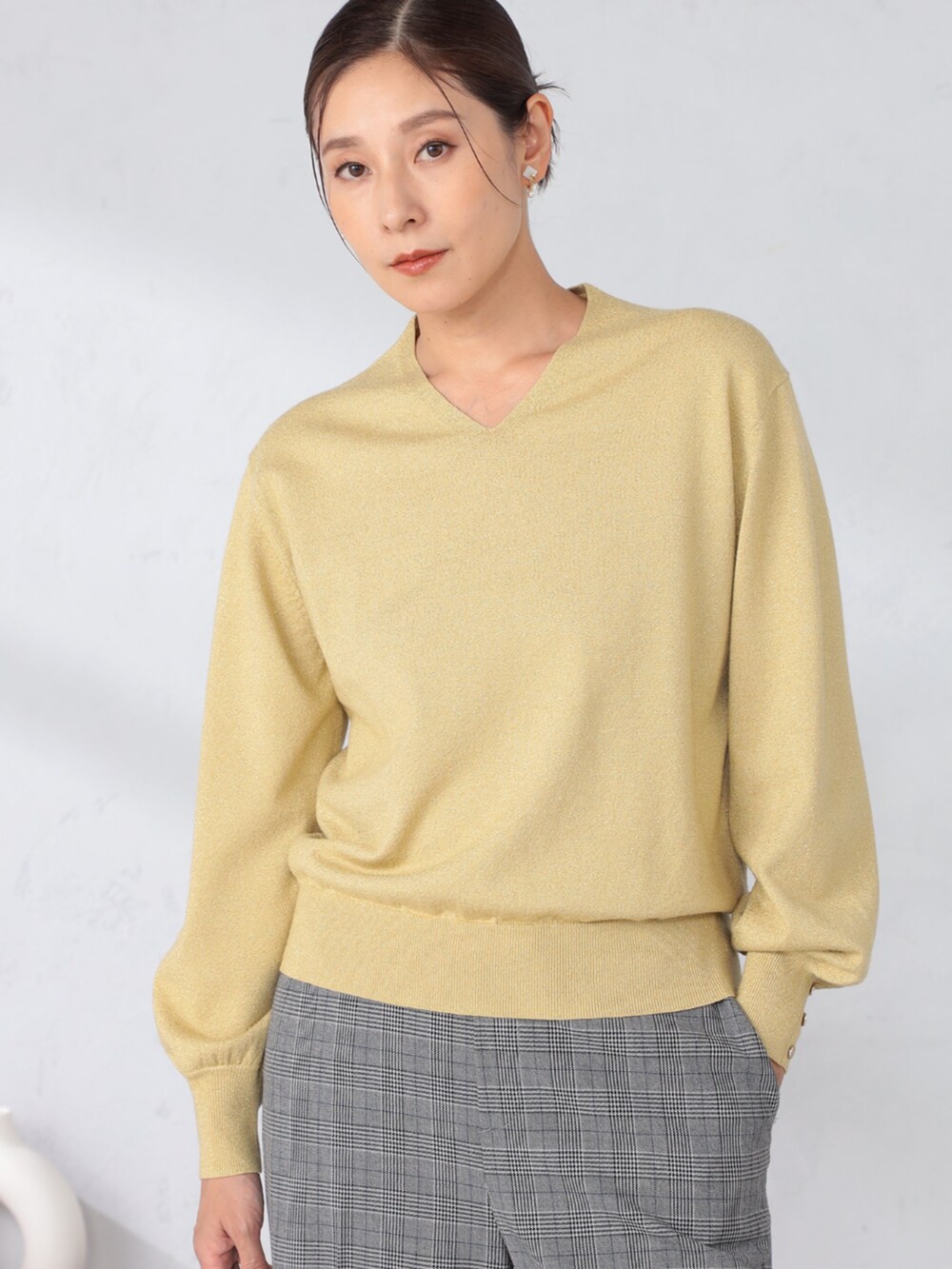 ブラック系のその他パンツ、イエロー系のニット/セーターを着用したレディースの秋コーディネートの2枚目の写真