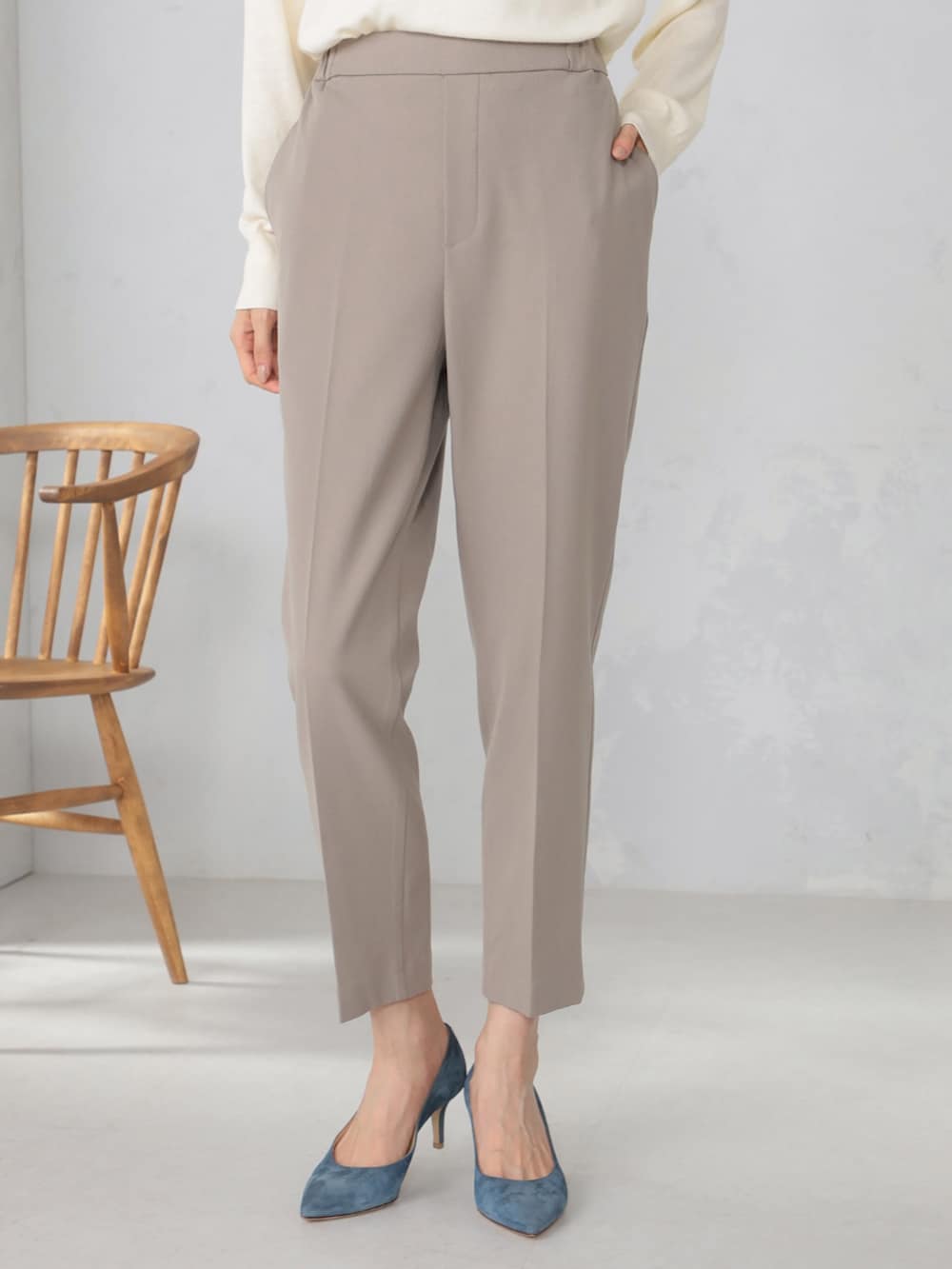 グレー系のベスト、ブラウン系のその他パンツ、ベージュ系のニット/セーターを着用したレディースの秋コーディネートの3枚目の写真