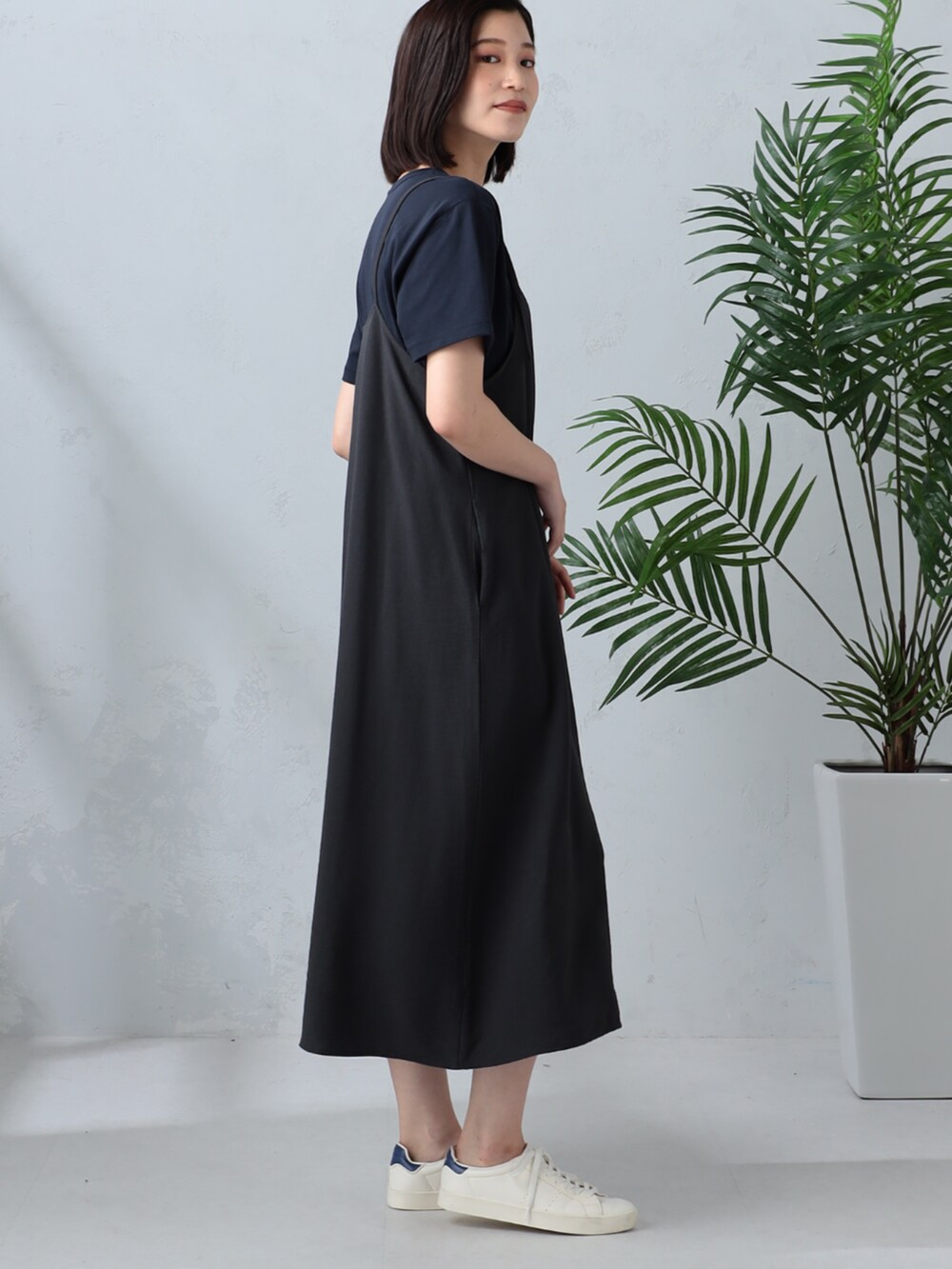 グレー系のワンピース、ブルー系のTシャツ/カットソーを着用したレディースの夏コーディネートの2枚目の写真