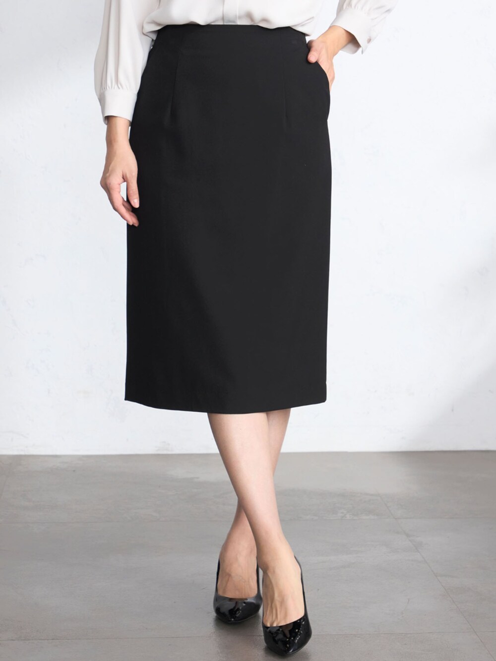 グレー系のシャツ/ブラウス、ブラック系のスカート、グレー系のその他アウターを着用したレディースの冬コーディネートの5枚目の写真