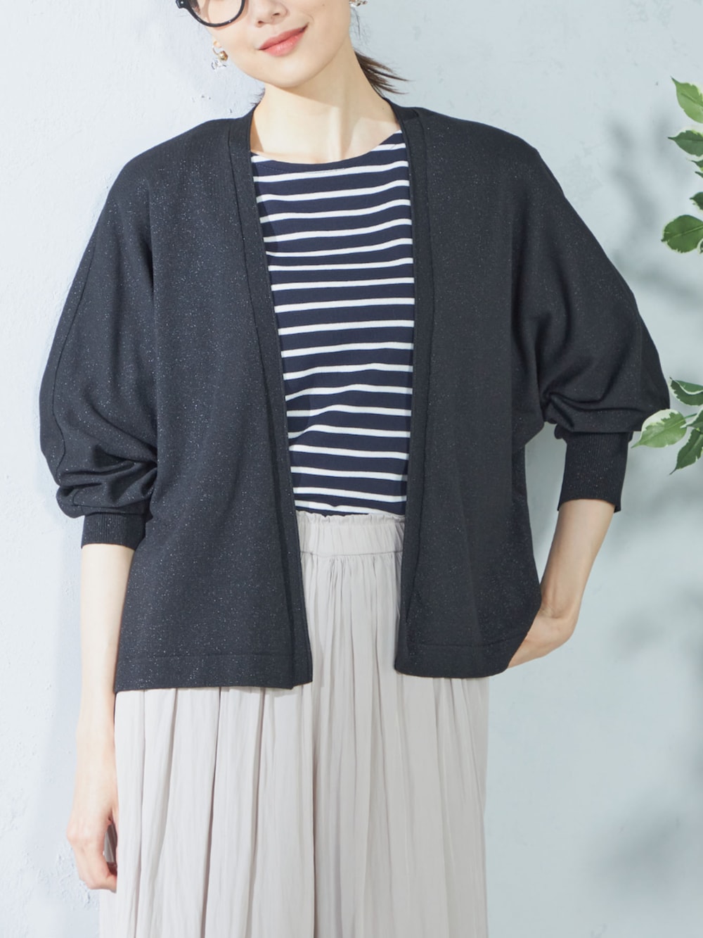 ブラック系のカーディガン/ボレロ、ホワイト系のTシャツ/カットソー、ベージュ系のその他パンツを着用したレディースの春コーディネートの2枚目の写真