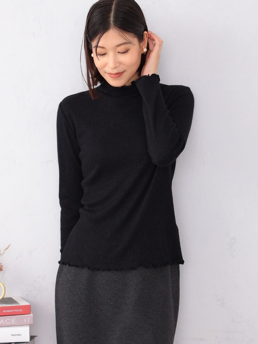 ブラック系のTシャツ/カットソー、グレー系のスカートを着用したレディースの冬コーディネートの2枚目の写真