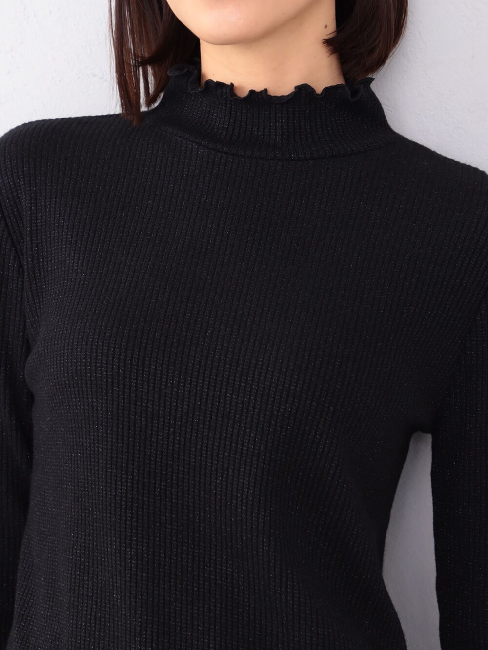 ブラック系のTシャツ/カットソー、グレー系のスカートを着用したレディースの冬コーディネートの3枚目の写真