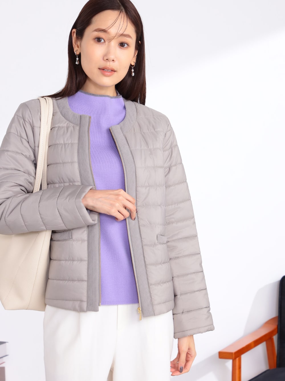 ベージュ系のその他アウター、ホワイト系のその他パンツ、パープル系のニット/セーターを着用したレディースの秋コーディネートの2枚目の写真