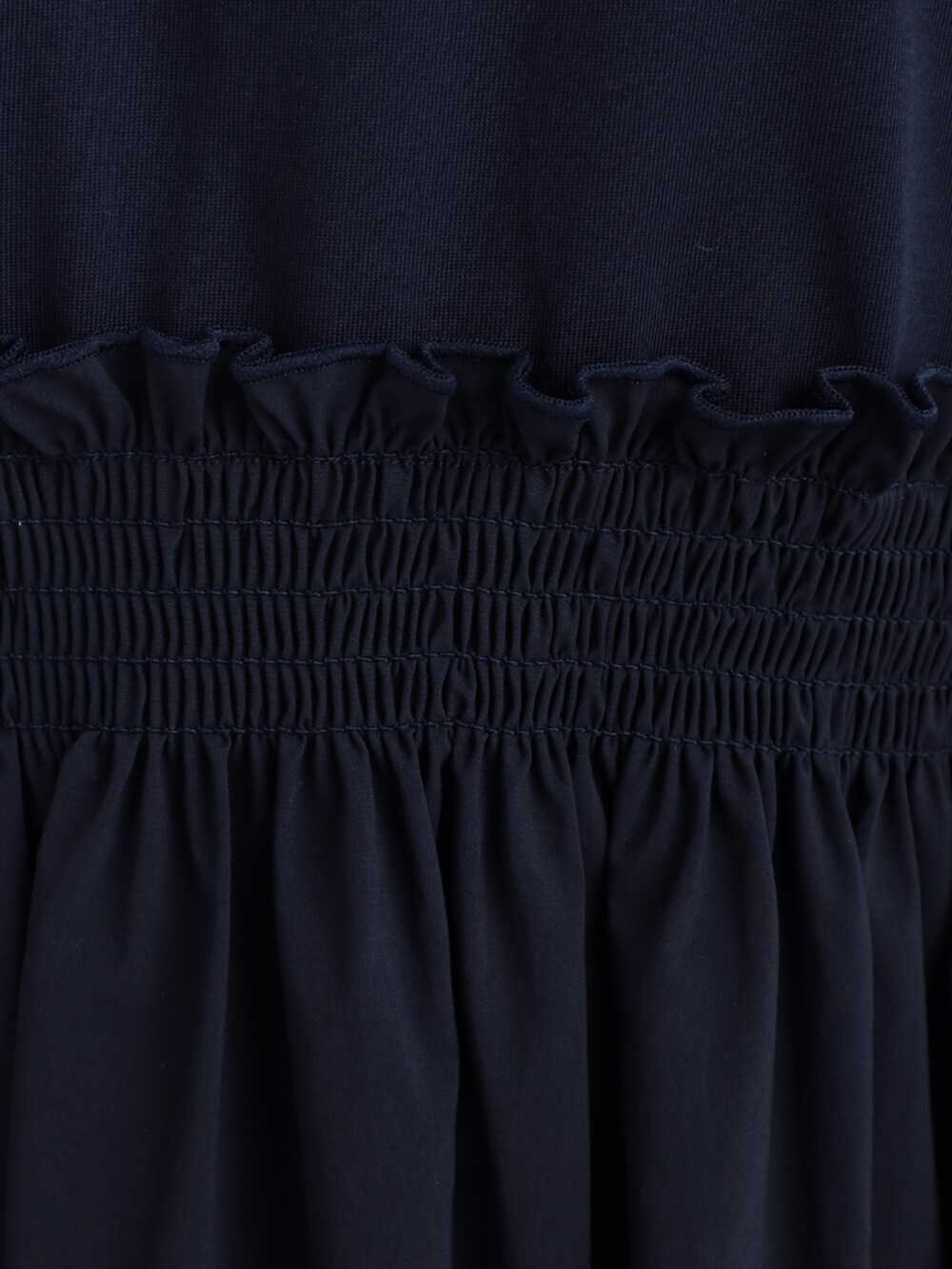 ブルー系のワンピースを着用したレディースの夏コーディネートの4枚目の写真