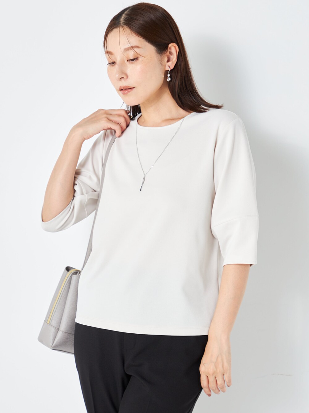 ブルー系のTシャツ/カットソーを着用したレディースの秋コーディネートの2枚目の写真