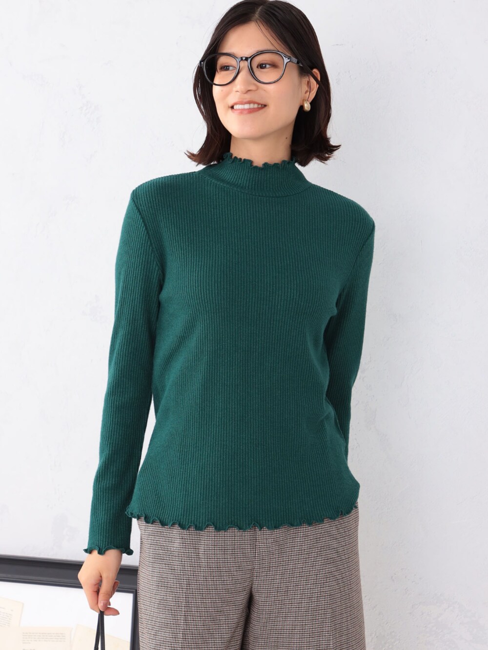 ブラウン系のその他パンツ、グリーン系のTシャツ/カットソーを着用したレディースの冬コーディネートの2枚目の写真