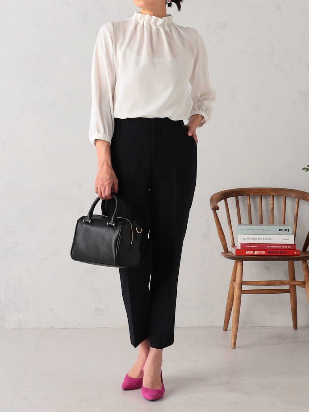 ブルー系のその他パンツ、ホワイト系のシャツ/ブラウス、ブルー系のステンカラーコートを着用したレディースの冬コーディネートの3枚目の写真