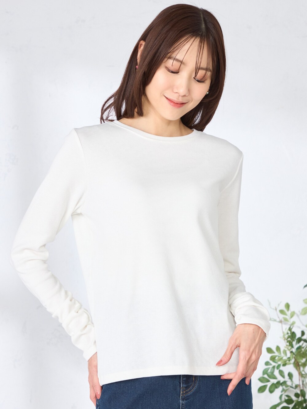 ブルー系のデニムパンツ、ホワイト系のTシャツ/カットソー、ブルー系のカーディガン/ボレロを着用したレディースの春コーディネートの3枚目の写真