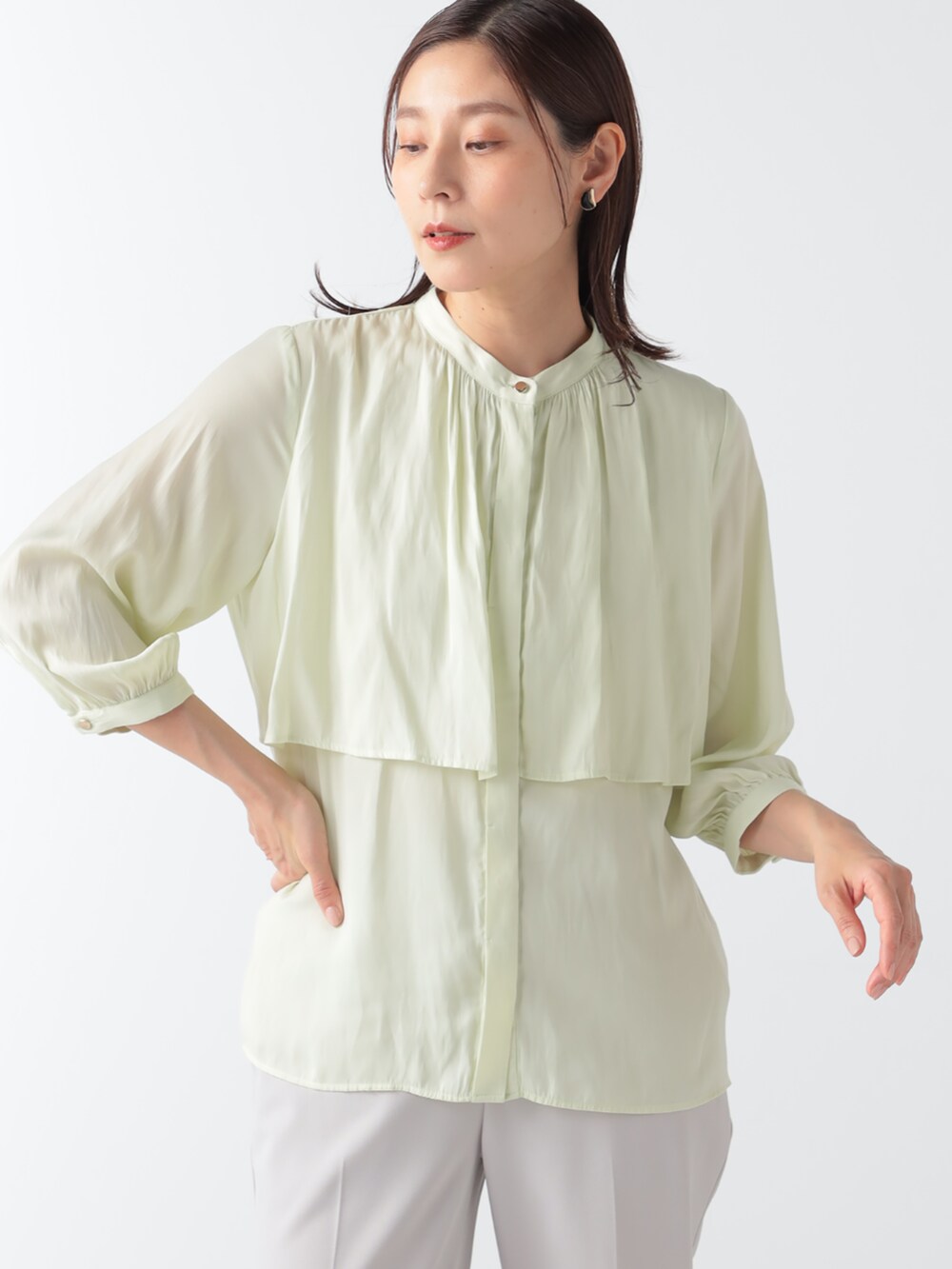 ベージュ系のその他パンツ、イエロー系のシャツ/ブラウスを着用したレディースの夏コーディネートの2枚目の写真