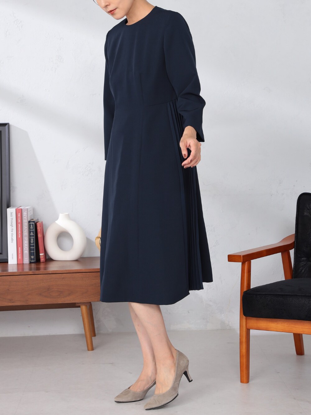 ブルー系のワンピースを着用したレディースの秋コーディネートの3枚目の写真