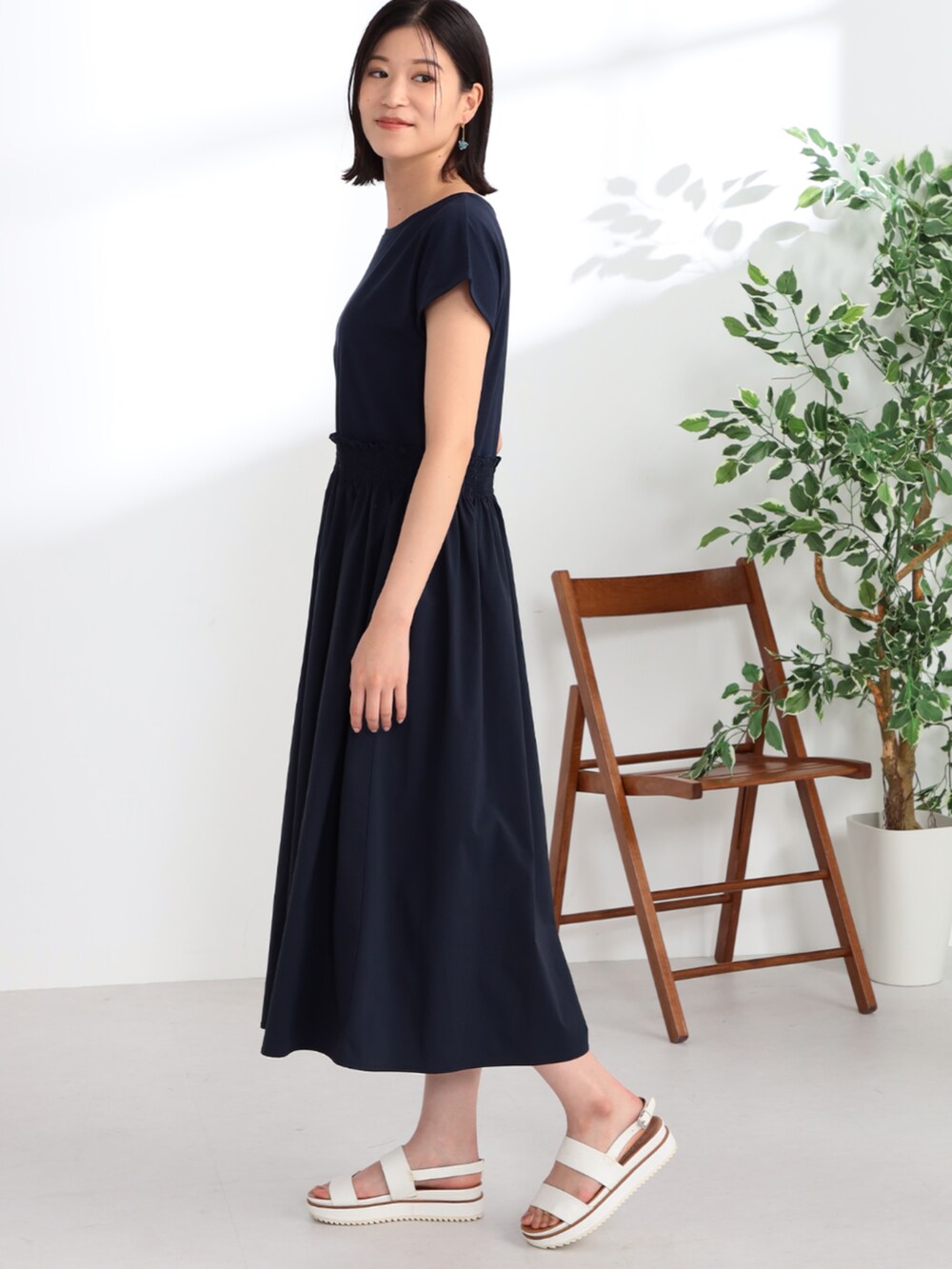 ブルー系のワンピースを着用したレディースの夏コーディネートの2枚目の写真