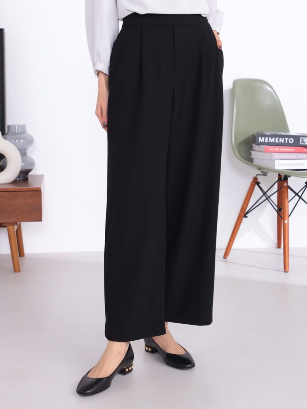 ベージュ系のシャツ/ブラウス、ブラック系のその他パンツを着用したレディースの冬コーディネートの2枚目の写真