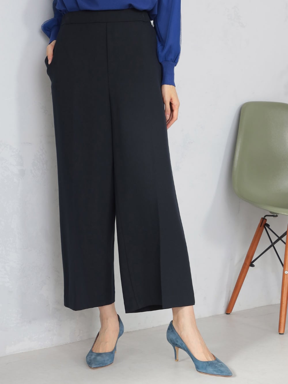 ブルー系のテーラードジャケット、ブルー系のその他パンツ、ブルー系のニット/セーターを着用したレディースの秋コーディネートの5枚目の写真