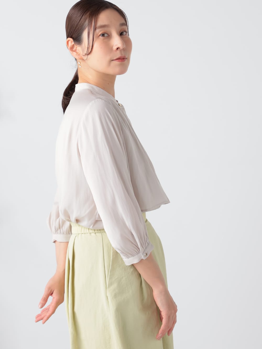 グレー系のシャツ/ブラウス、イエロー系のスカートを着用したレディースの夏コーディネートの3枚目の写真