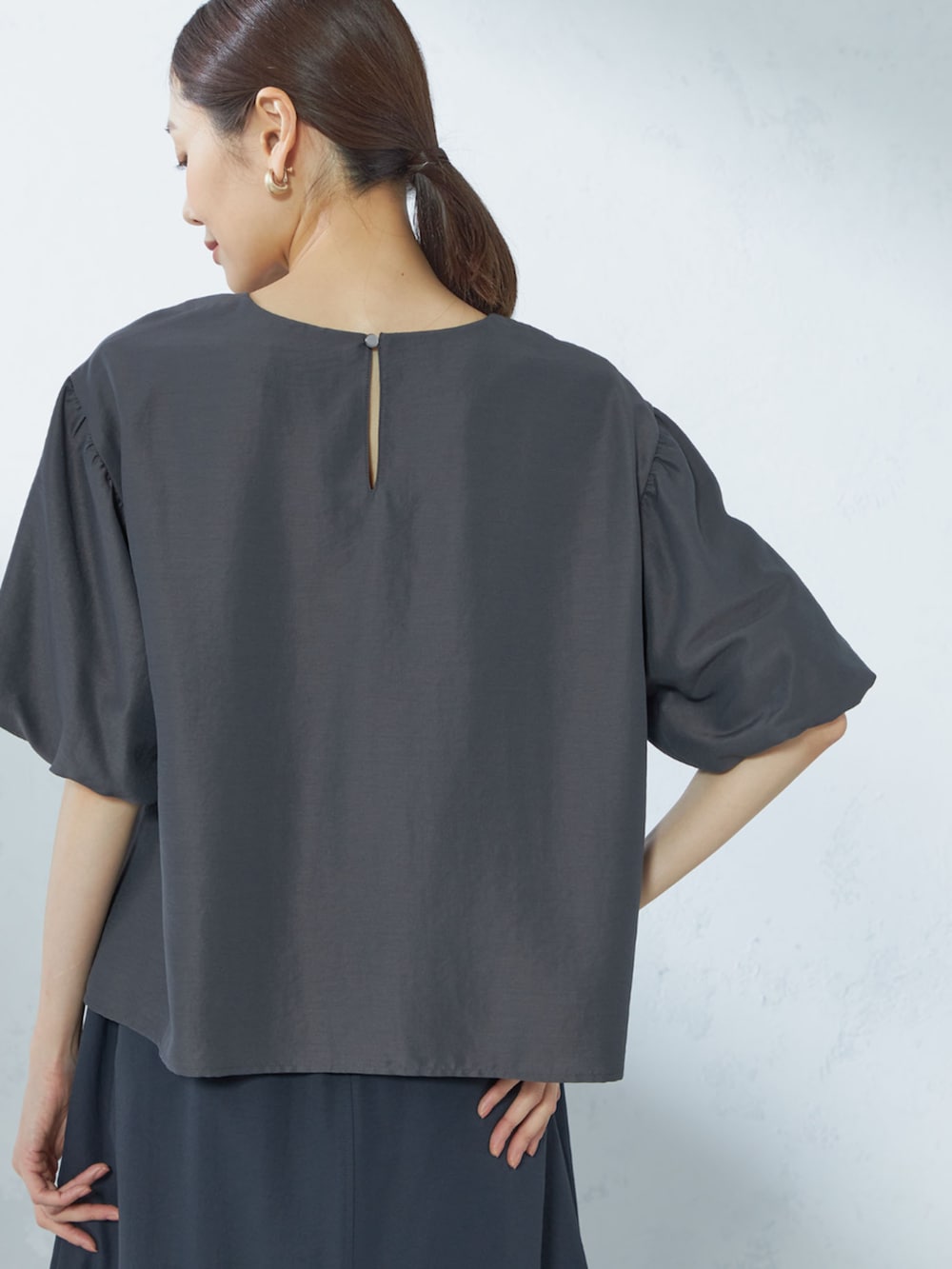 ブルー系のスカート、グレー系のシャツ/ブラウスを着用したレディースの夏コーディネートの3枚目の写真