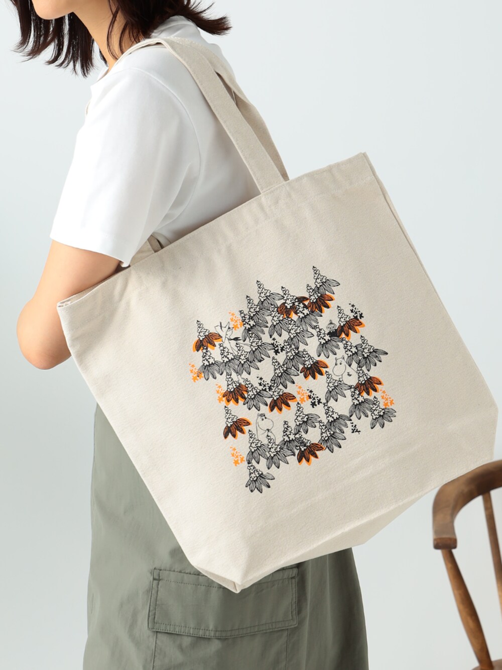 グリーン系のスカート、ホワイト系のトートバッグ、ホワイト系のTシャツ/カットソーを着用したレディースの夏コーディネートの3枚目の写真