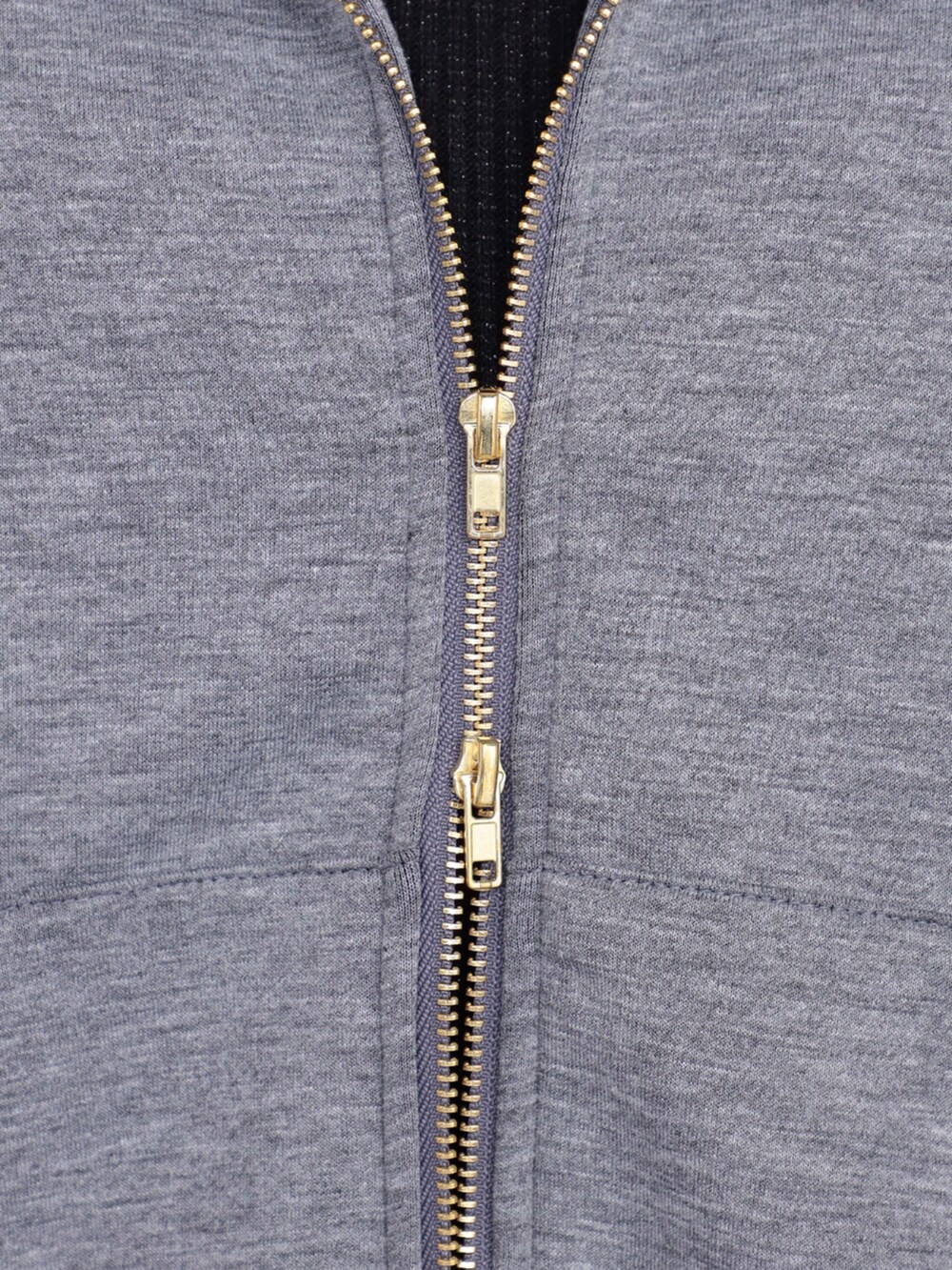 ブラック系のTシャツ/カットソー、グレー系のパーカー、ブラック系のその他パンツを着用したレディースの冬コーディネートの3枚目の写真