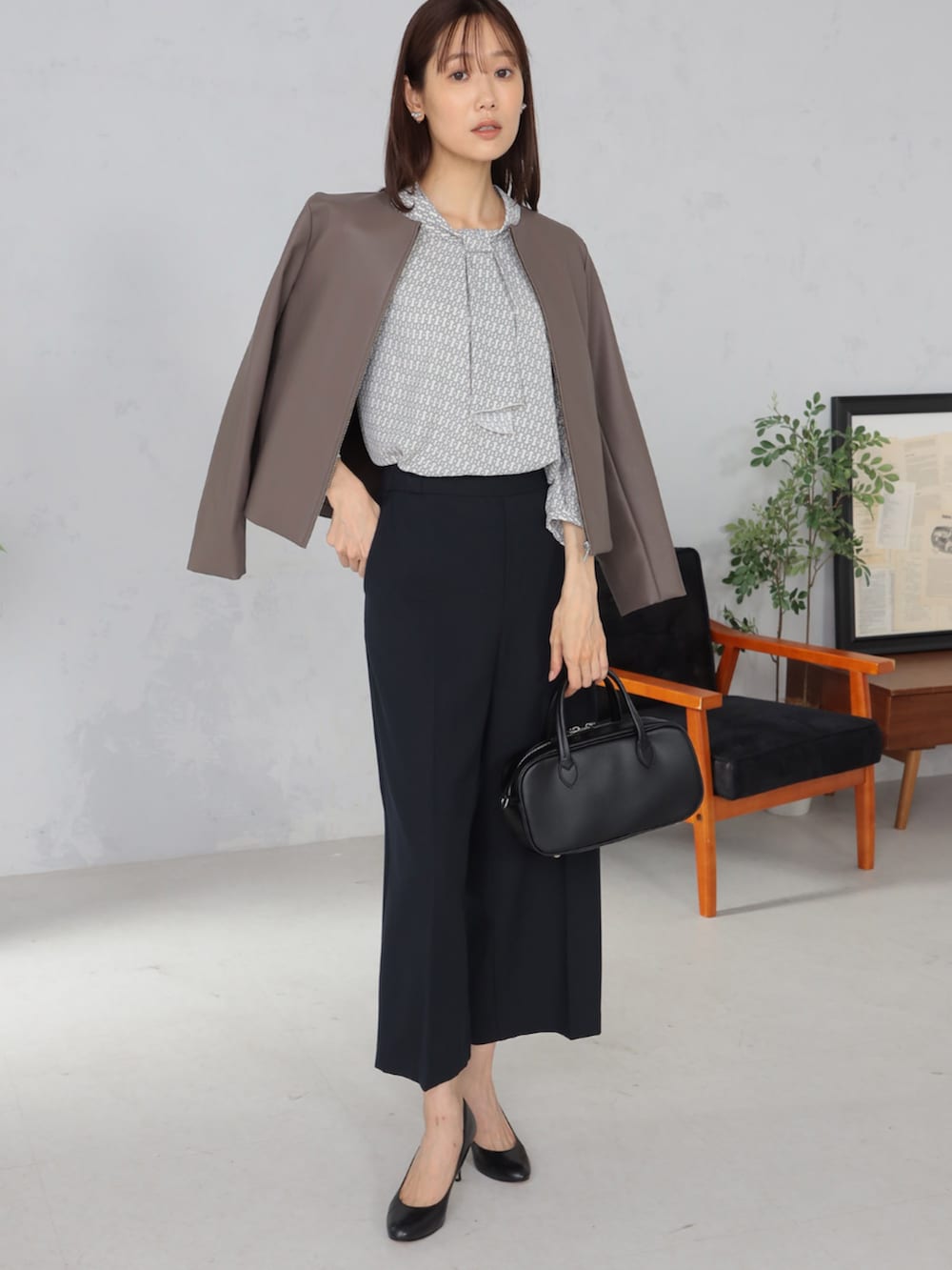 ブルー系のその他パンツ、ブラウン系のノーカラージャケット、グレー系のシャツ/ブラウスを着用したレディースの冬コーディネートの2枚目の写真