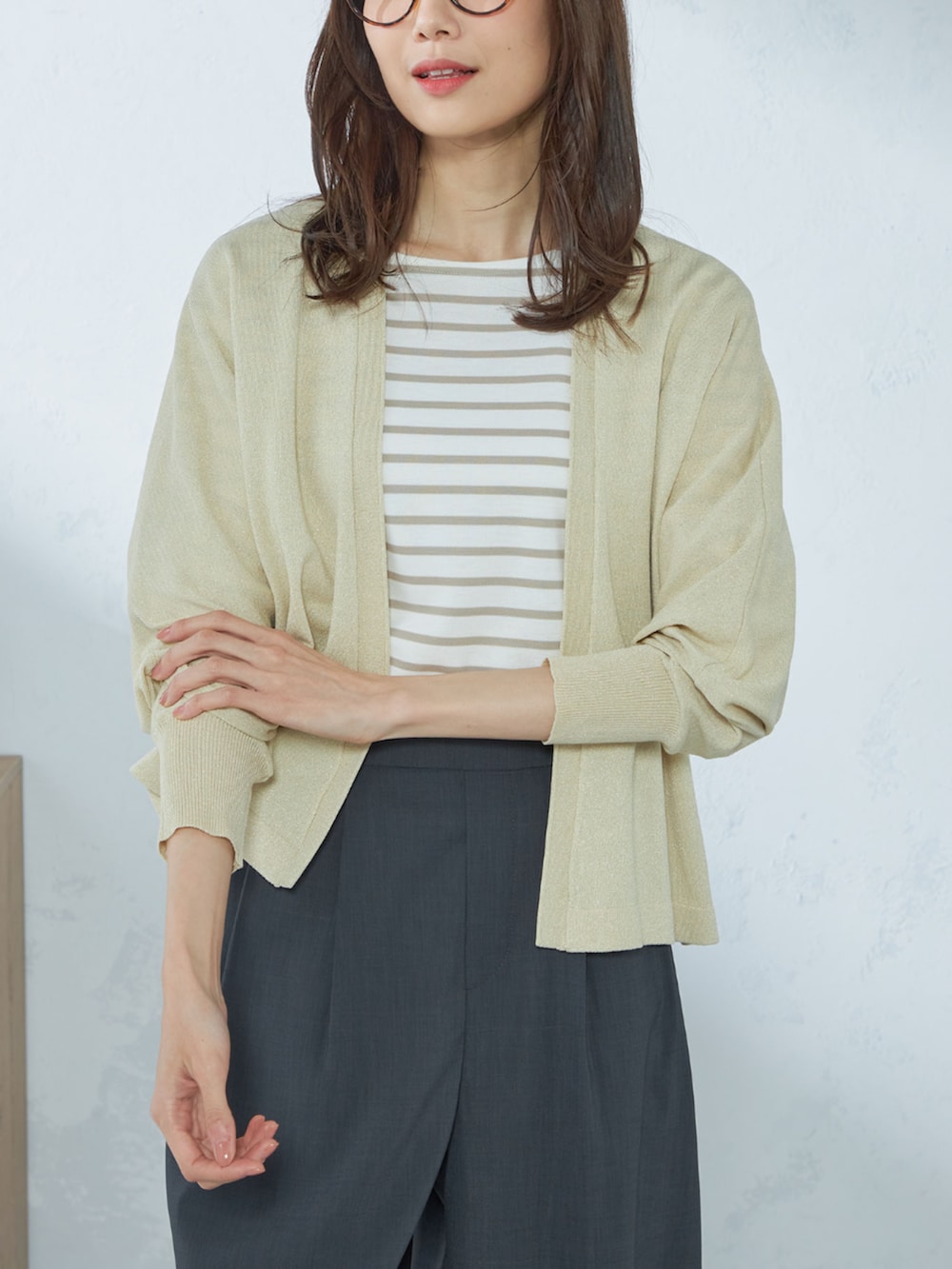 グレー系のその他パンツ、ベージュ系のカーディガン/ボレロを着用したレディースの秋コーディネートの2枚目の写真