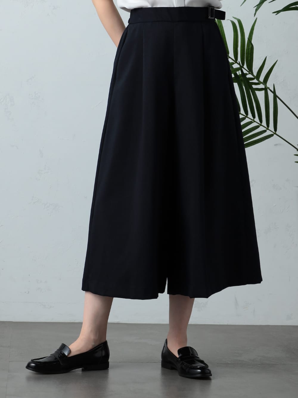 グレー系のシャツ/ブラウス、ブルー系のその他パンツを着用したレディースの夏コーディネートの4枚目の写真