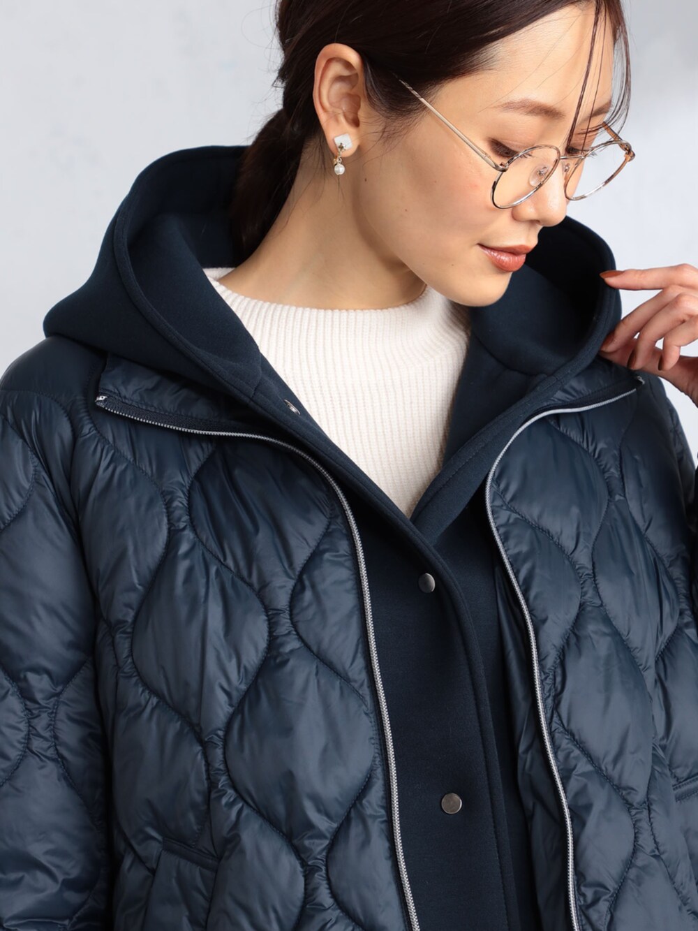 ホワイト系のその他パンツ、ブルー系のその他アウター、グレー系のニット/セーターを着用したレディースの冬コーディネートの3枚目の写真