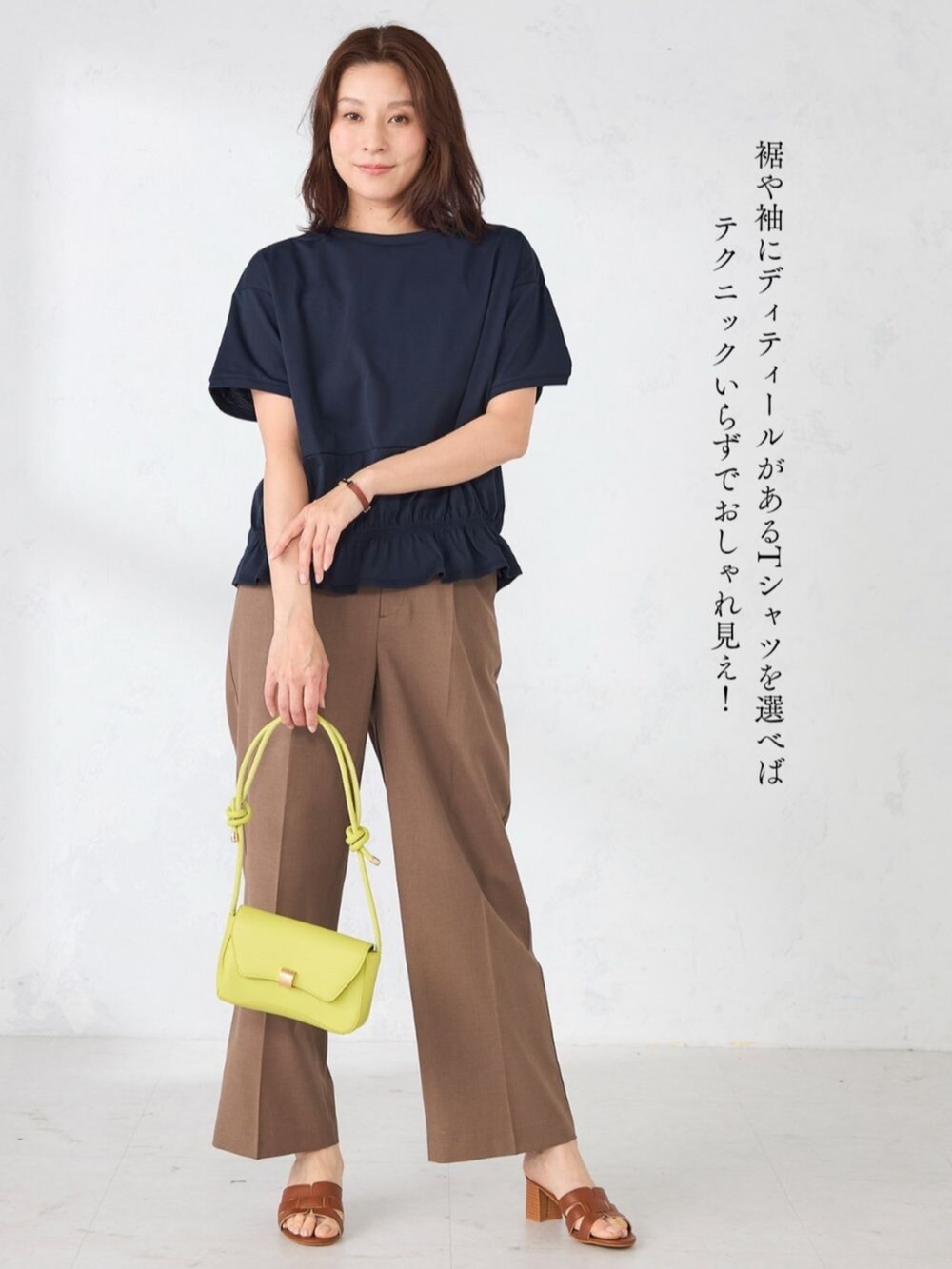 ホワイト系のTシャツ/カットソー、ホワイト系のTシャツ/カットソー、ブラック系のTシャツ/カットソーを着用したレディースの夏コーディネートの5枚目の写真