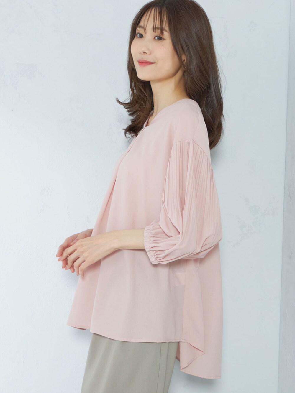 ベージュ系のその他パンツ、ピンク系のシャツ/ブラウスを着用したレディースの春コーディネートの3枚目の写真