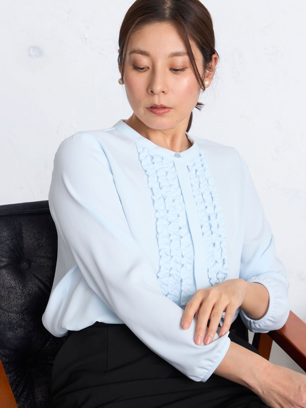 ブラック系のスカート、ブルー系のシャツ/ブラウスを着用したレディースの冬コーディネートの2枚目の写真