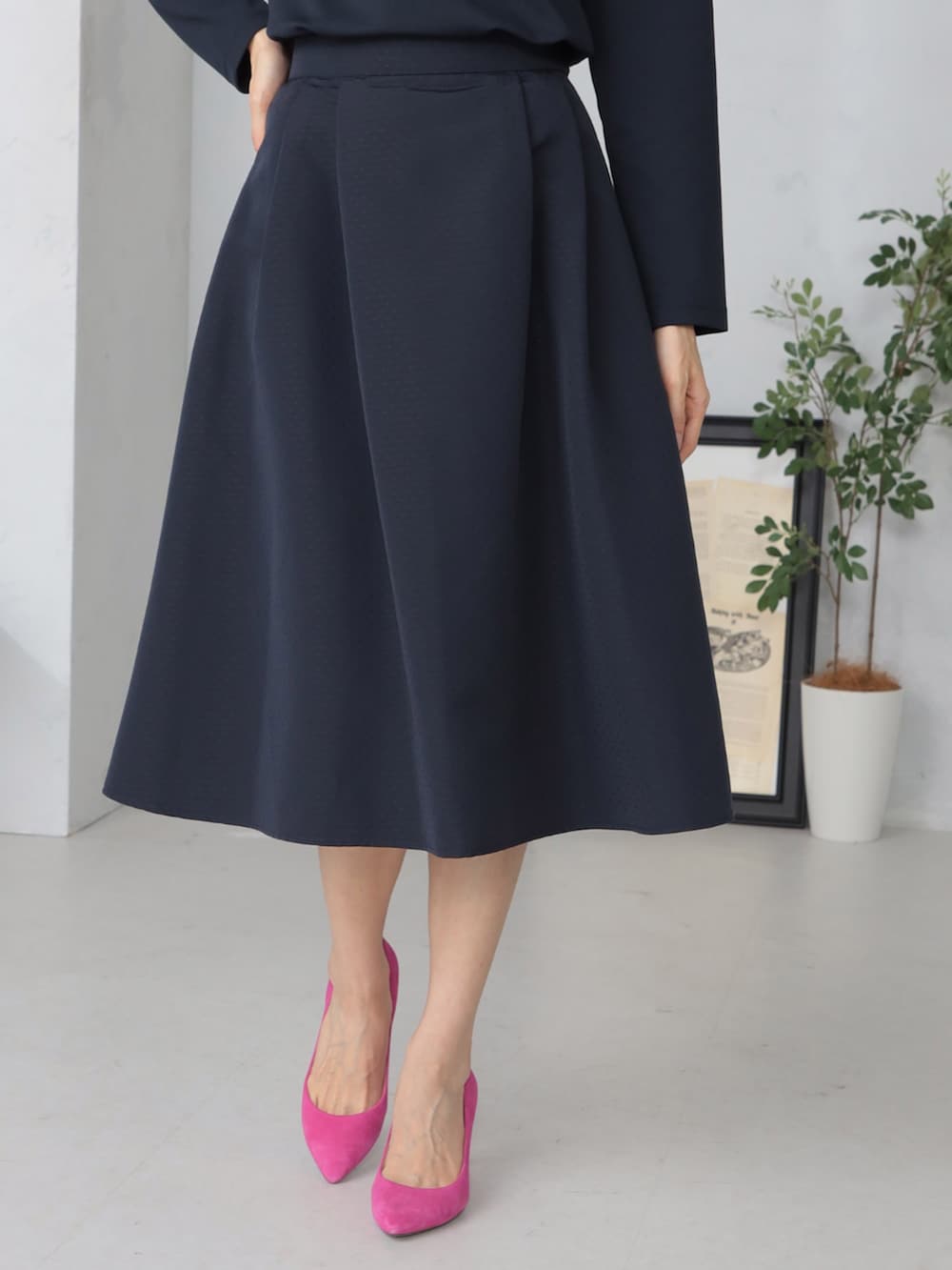 ブルー系のTシャツ/カットソー、ブルー系のスカートを着用したレディースの秋コーディネートの4枚目の写真