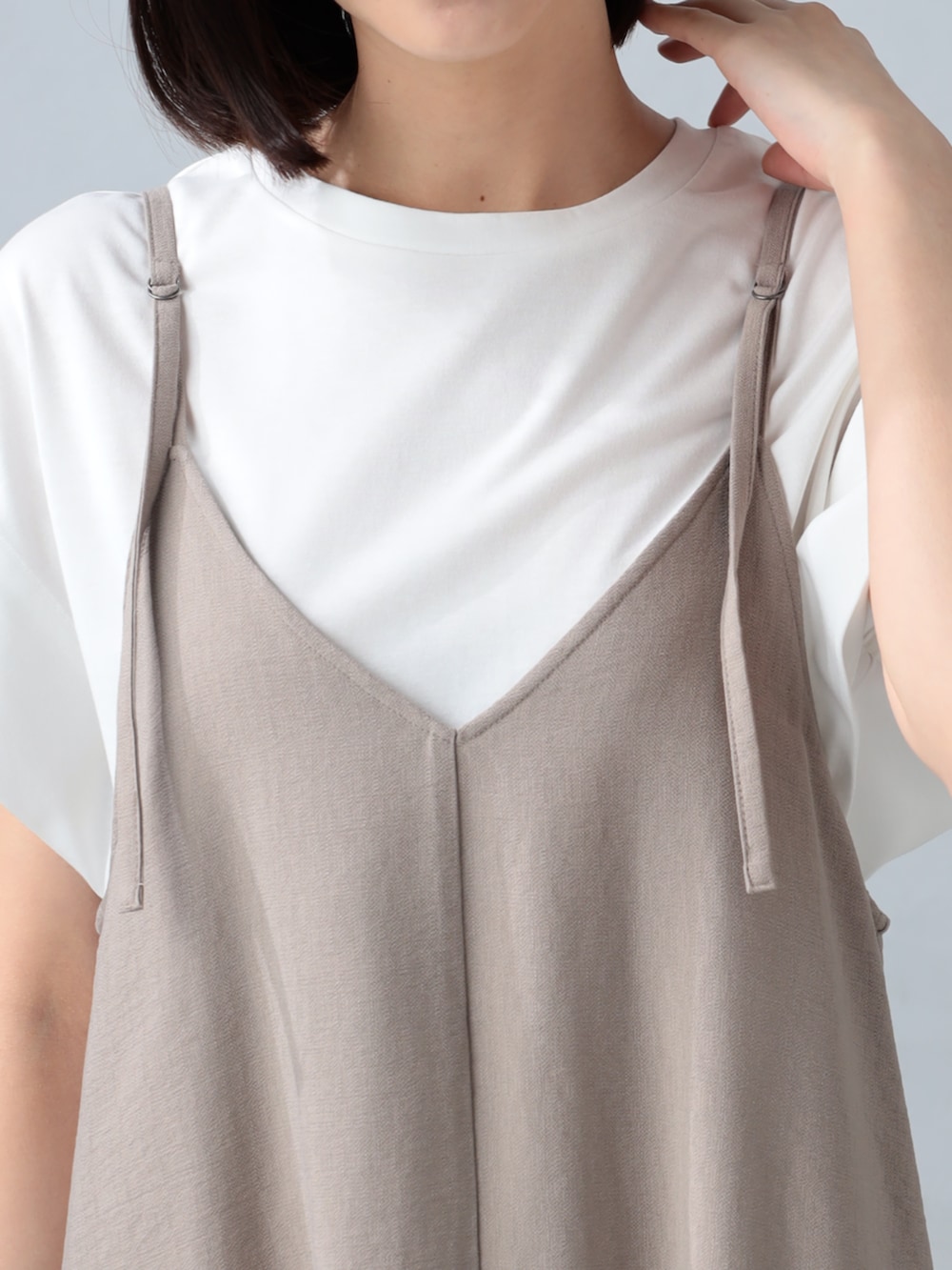 ホワイト系のTシャツ/カットソー、ベージュ系のワンピースを着用したレディースの夏コーディネートの3枚目の写真