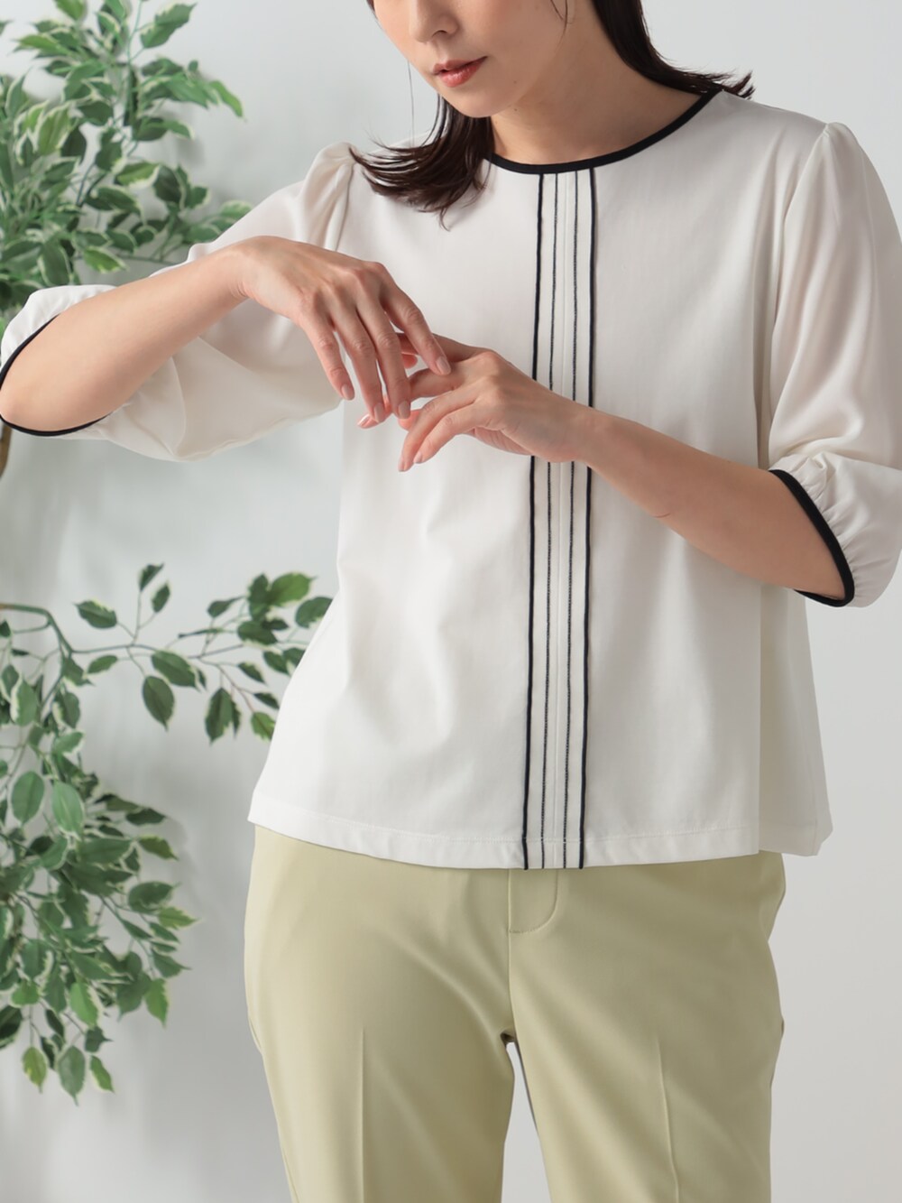 ブラック系のテーラードジャケット、ホワイト系のTシャツ/カットソー、イエロー系のその他パンツを着用したレディースの春コーディネートの3枚目の写真