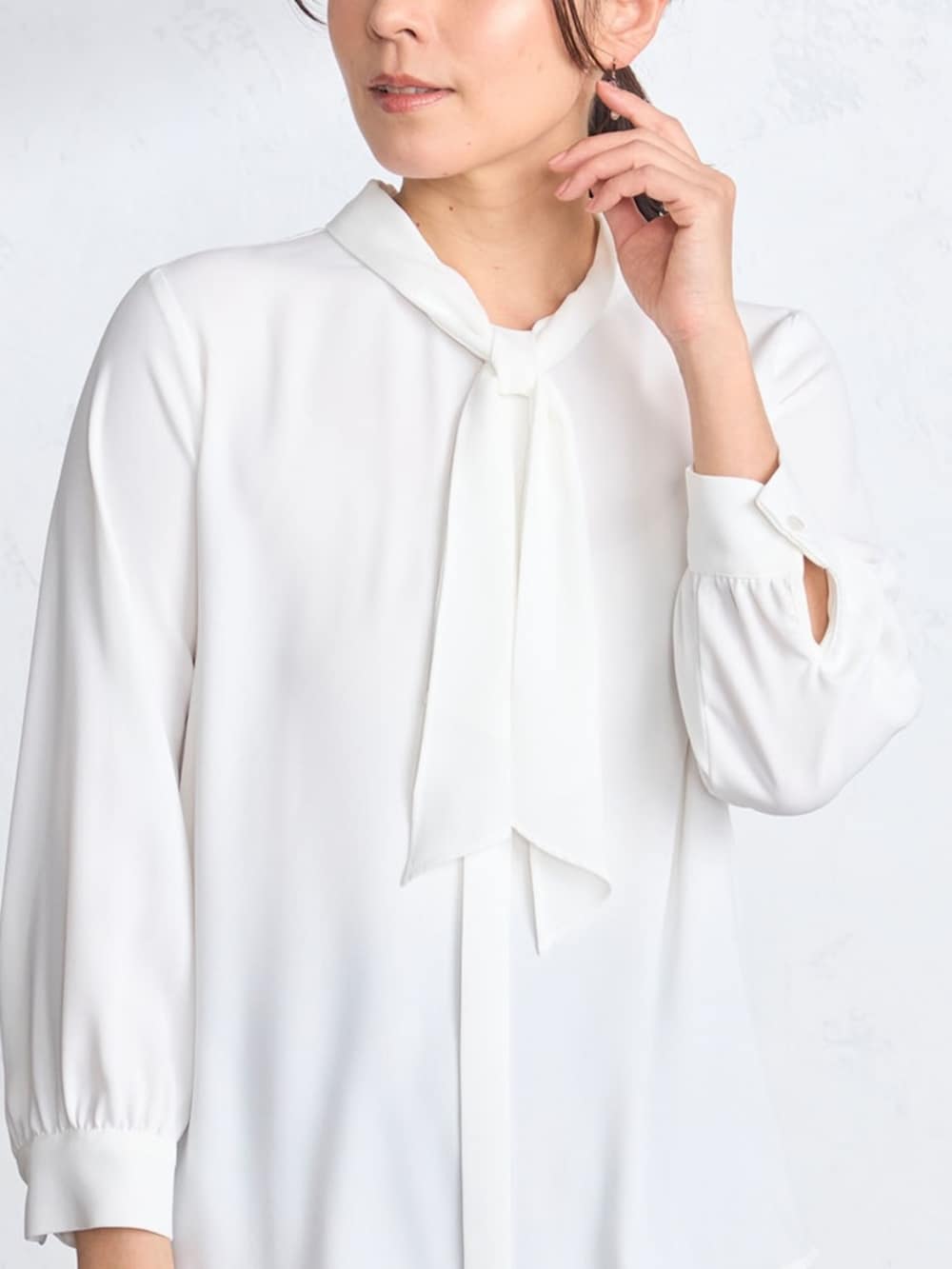 グレー系のその他アウター、ホワイト系のシャツ/ブラウス、ホワイト系のその他パンツを着用したレディースの冬コーディネートの4枚目の写真