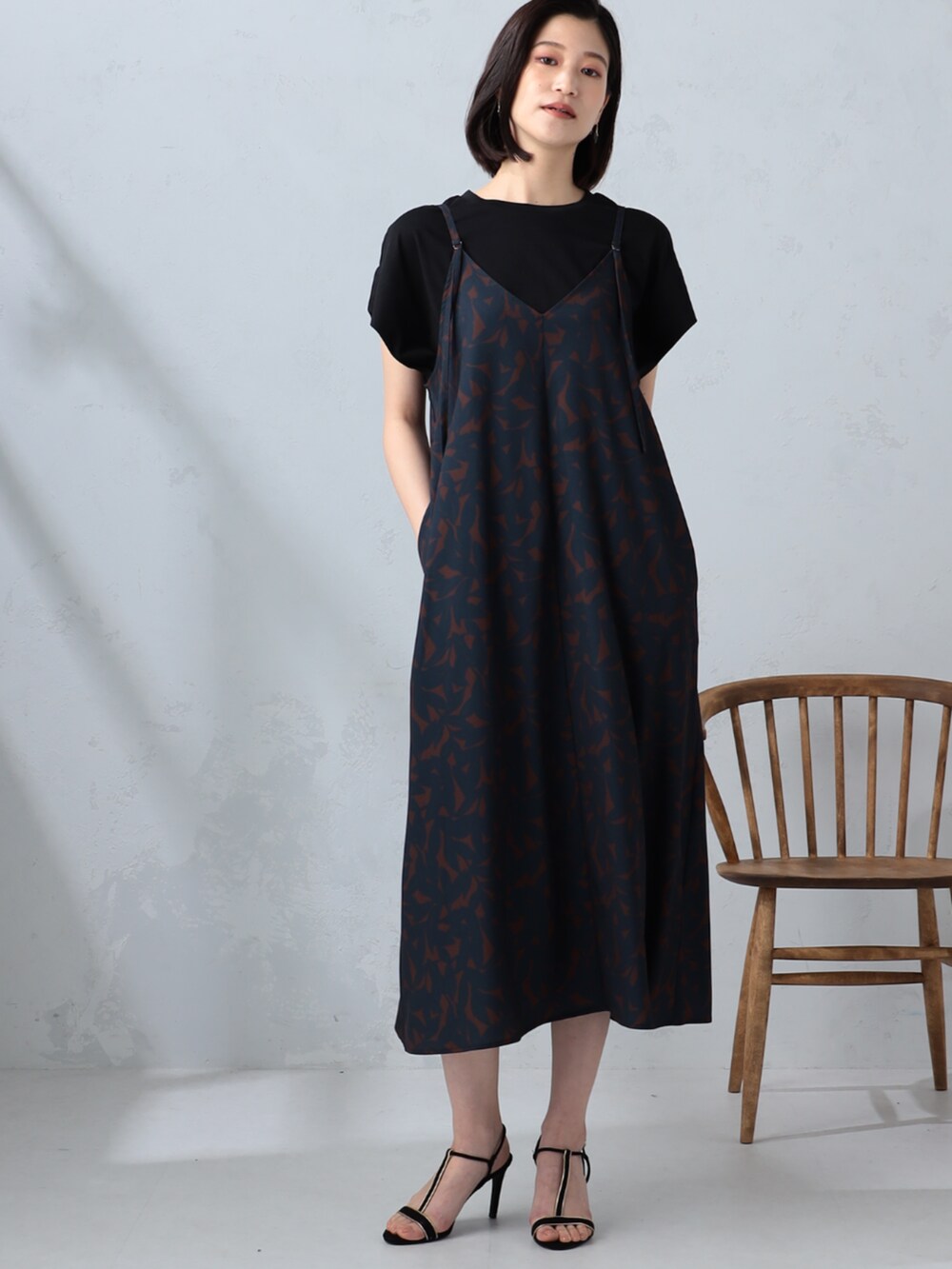 グレー系のカーディガン/ボレロ、ブラック系のTシャツ/カットソー、ブルー系のワンピースを着用したレディースの夏コーディネートの4枚目の写真