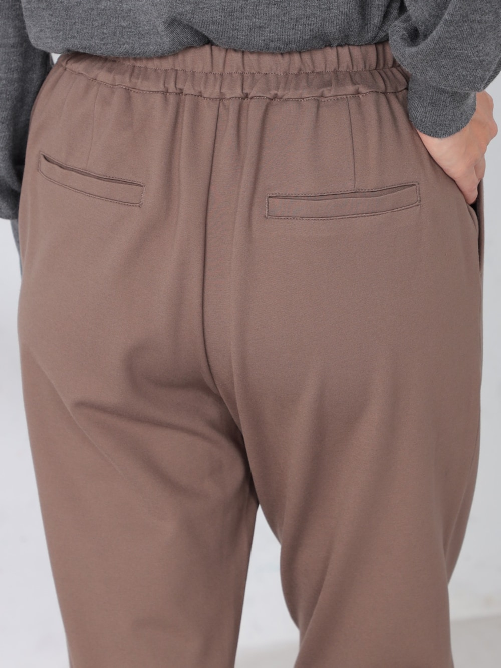 ブラック系のシャツ/ブラウス、ブラウン系のその他パンツを着用したレディースの秋コーディネートの2枚目の写真