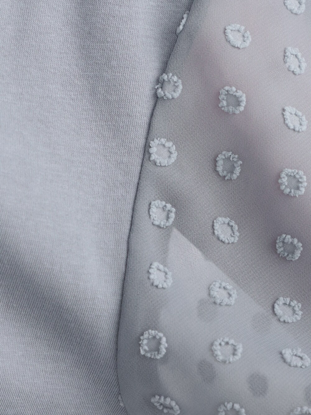 ベージュ系のその他パンツ、ブルー系のTシャツ/カットソーを着用したレディースの夏コーディネートの3枚目の写真