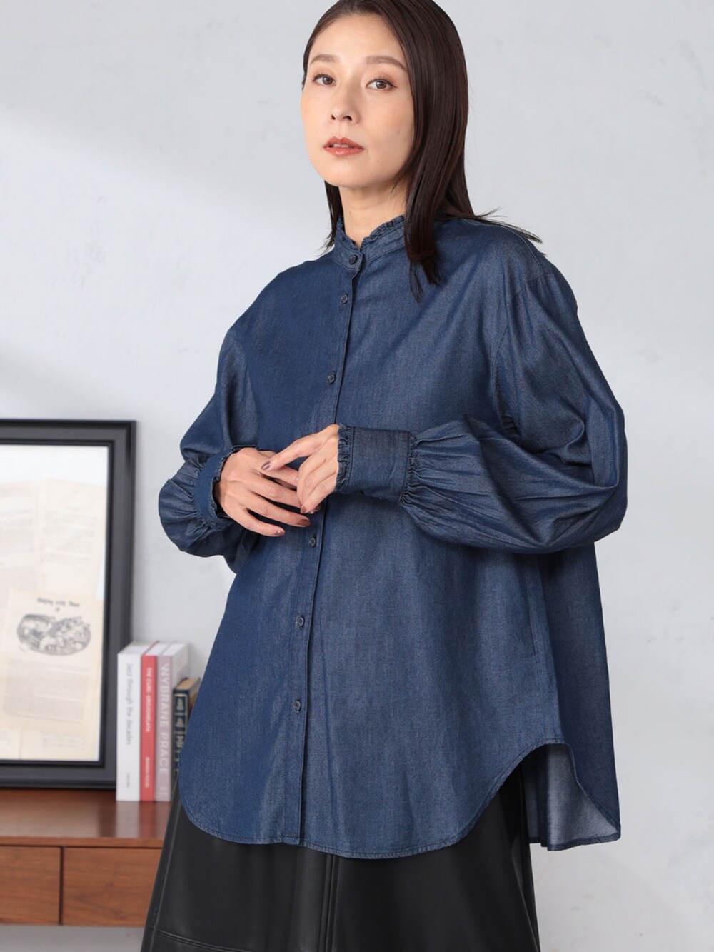 ブラック系のスカート、ブルー系のシャツ/ブラウスを着用したレディースの秋コーディネートの2枚目の写真