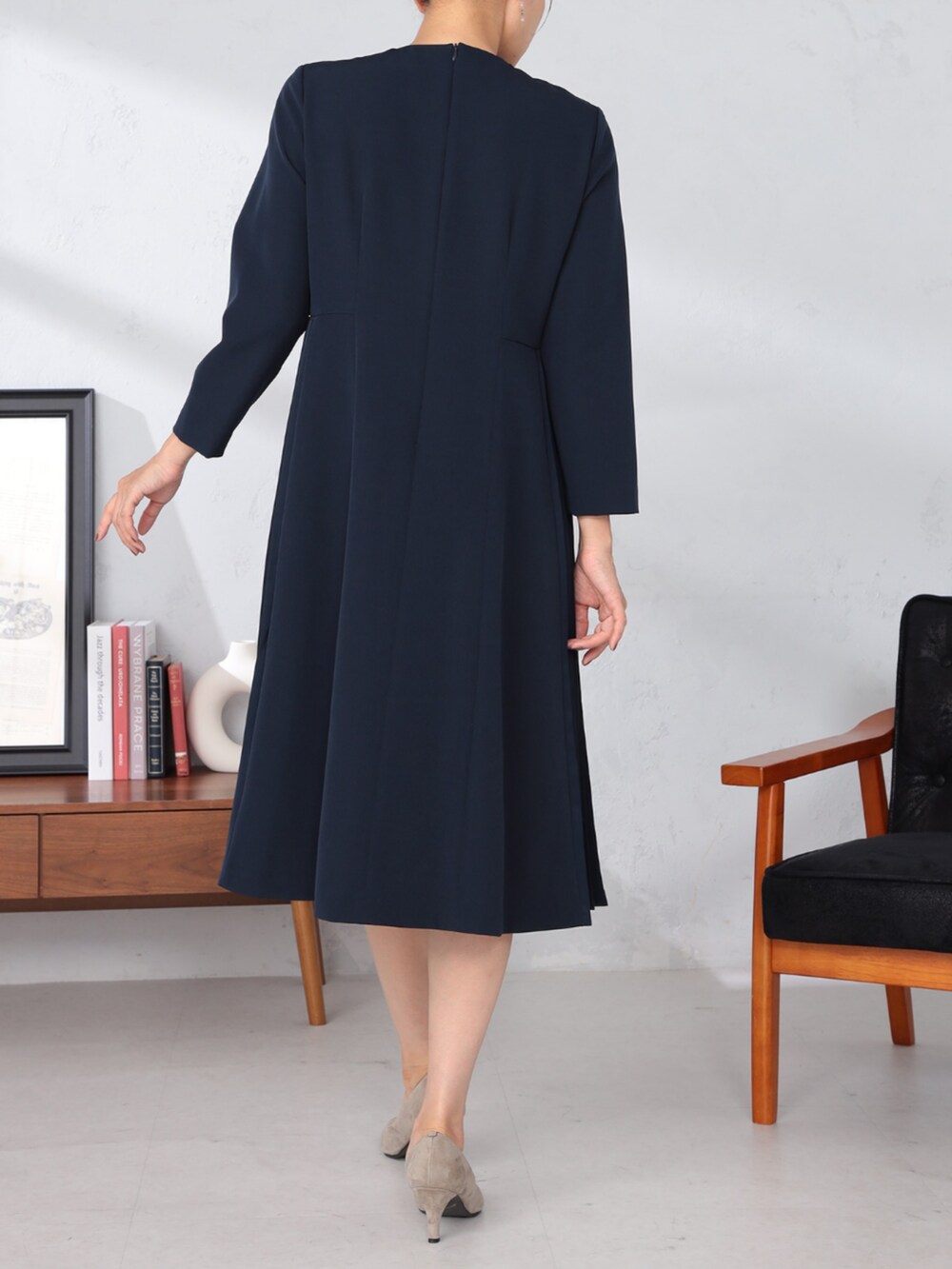 ブルー系のワンピースを着用したレディースの秋コーディネートの2枚目の写真