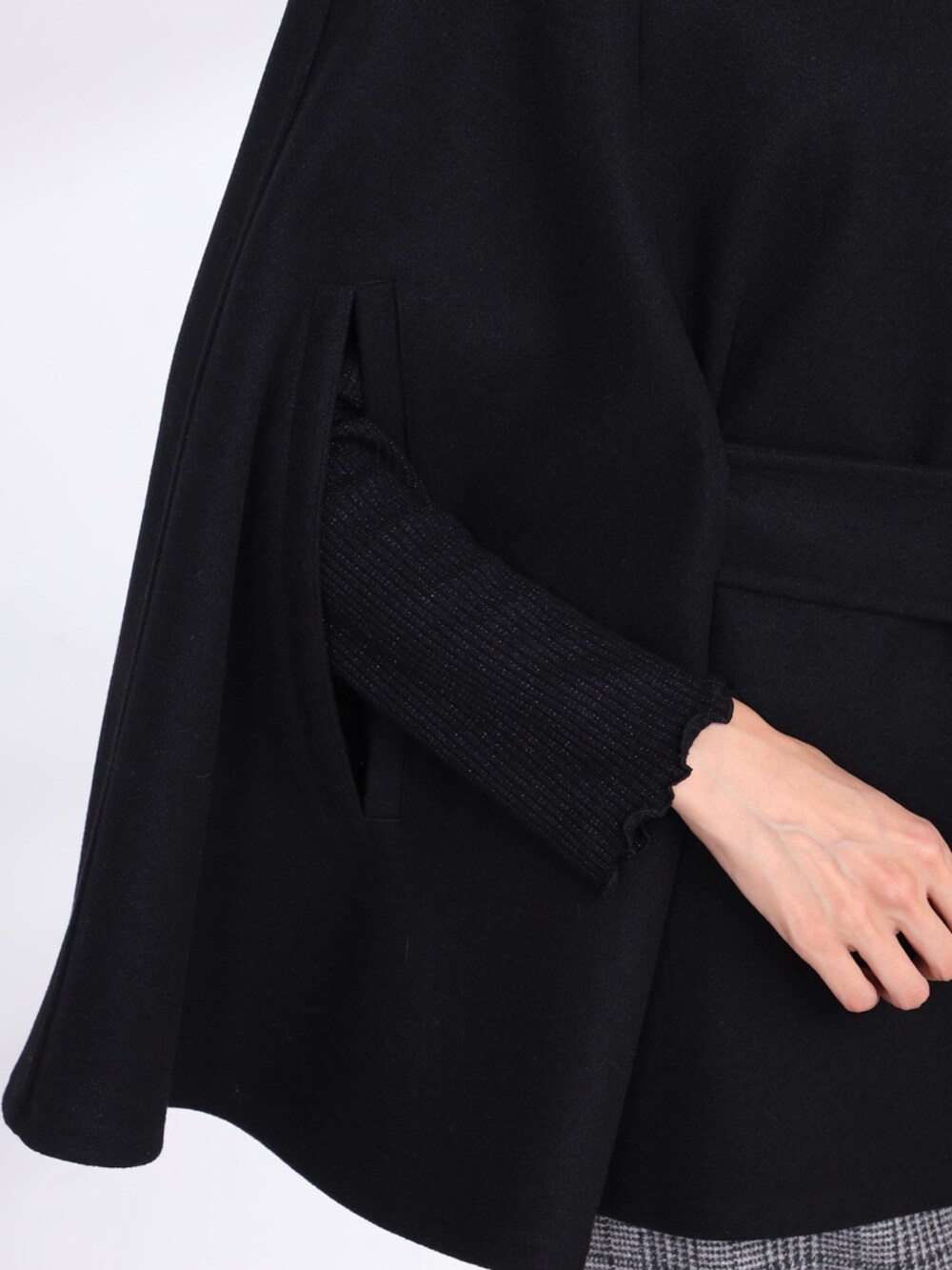 ブラック系のTシャツ/カットソー、グレー系のスカート、ブラック系のその他アウターを着用したレディースの秋コーディネートの3枚目の写真